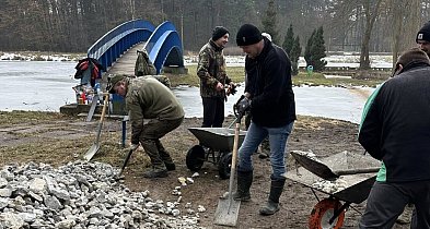 Wędkarze w akcji. Co robią na wyspie w Pniowcu?