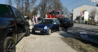 Powiat tarnogórski. Zderzenie trzech aut, kobieta w szpitalu