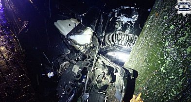 Nocny wypadek w Radzionkowie. BMW uderzyło w drzewo, dwie osoby w szpitalu