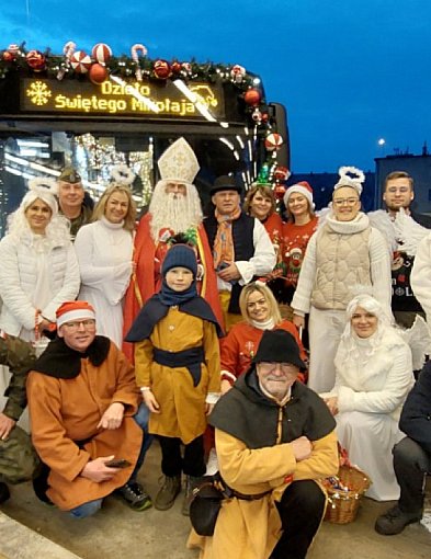 Święty Mikołaj w rozświetlonym mikołajobusie z PKM Świerklaniec-66651