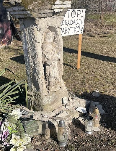 Tarnowskie Góry. Zabytkowy krzyż się rozpada. Wezwano policję