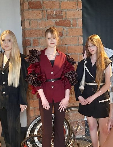 Moda w stylu industrialnym. Uczennice Plastyka z klasą