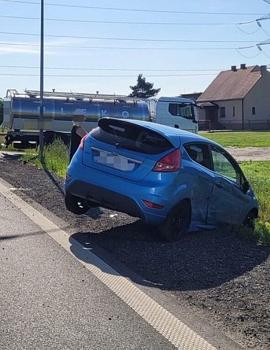 Powiat tarnogórski. Zderzenie z cysterną. Kierowca Forda trafił do szpitala