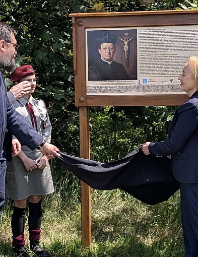 Radzionków, Szkała. Odsłonięto tablicę z wizerunkiem ks. Szymona Korpaka