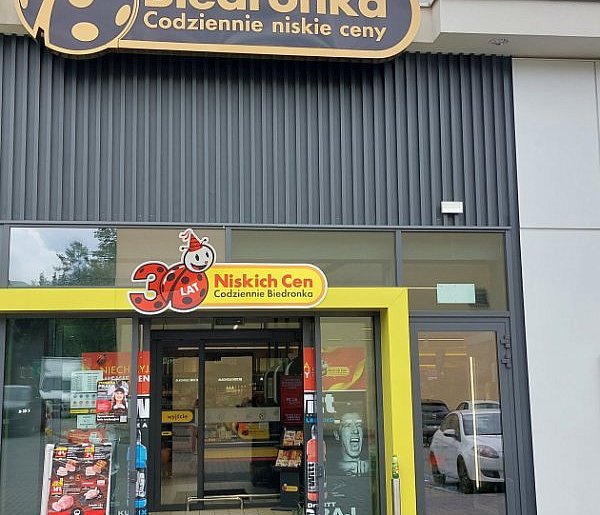 Nalot złodziei na Biedronkę, 16-latek ukradł wódkę, a reszta...-66618