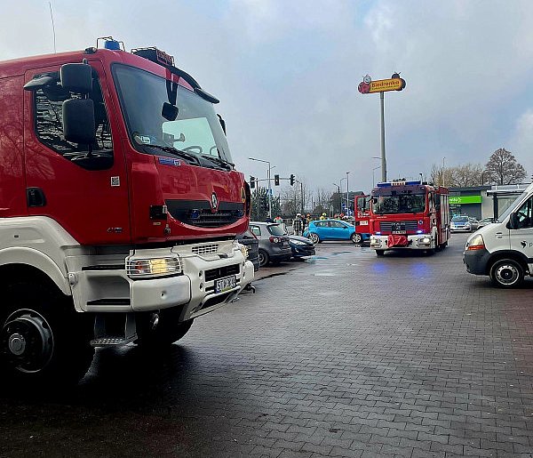 Tarnowskie Góry. Pożar samochodu na parkingu przy Biedronce w Strzybnicy-66882