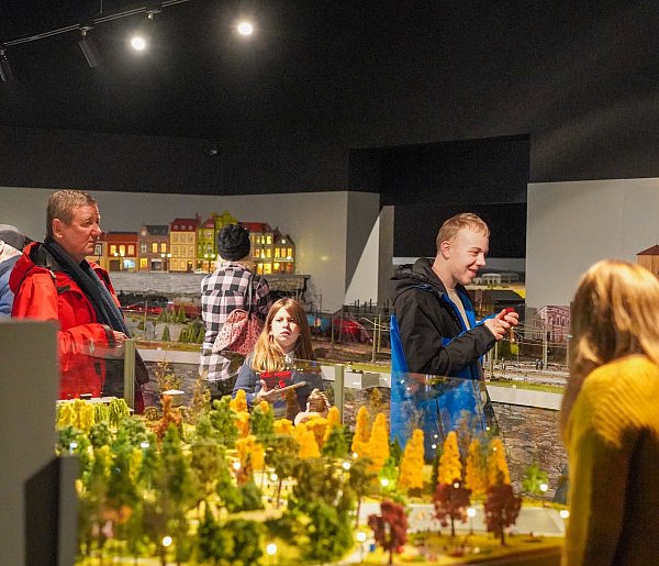 W Tarnowskich Górach powstał Dworzec Kultury, galeria sztuki z makietą kolejową-66858