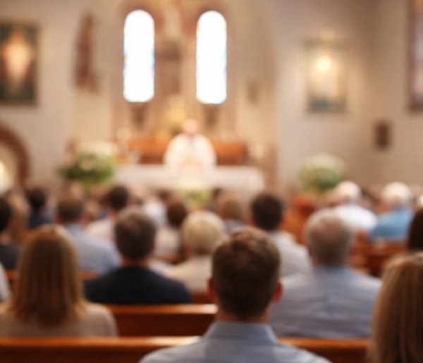 Ilu Polaków naprawdę chodzi do kościoła? Jedna statystyka szokuje-67005