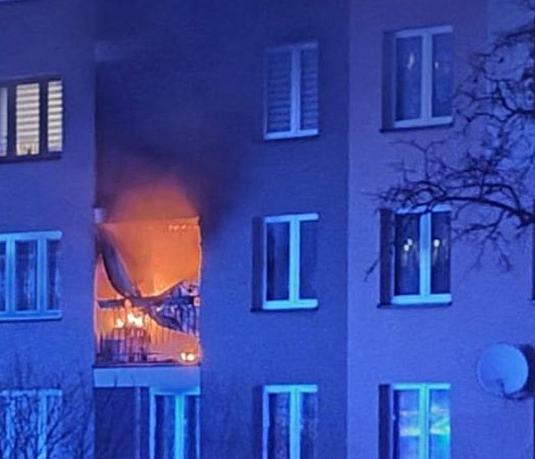 Pożar w bloku na osiedlu, mężczyzna w szpitalu