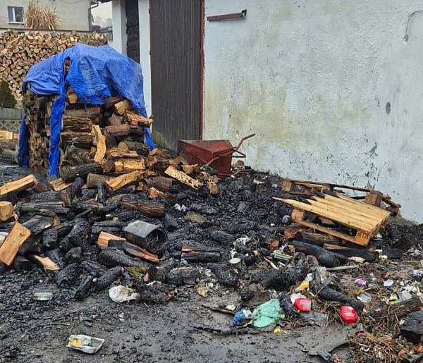 Pożar przy ul. Tarnogórskiej. Tuż pod bokiem policjantów