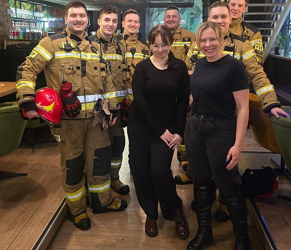 Zalana droga pod wiaduktem i akcja strażaków w Bricku