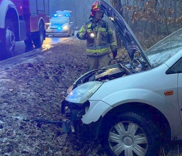 Świerklaniec. Auto w rowie. Uwaga na trudne warunki na drogach