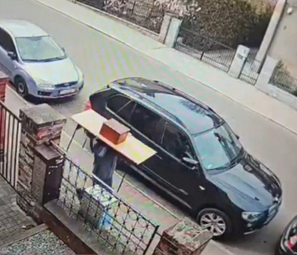 Ukradł skarbonę z kościoła. Razem ze stołem