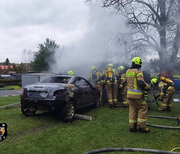 Pożar garażu. W środku samochód i butle z gazem