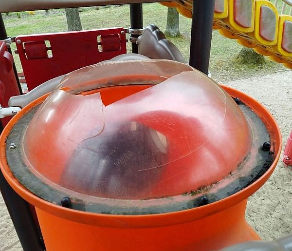 Powiat tarnogórski. Zdewastowali. Place zabaw zamknięte. Policja szuka...