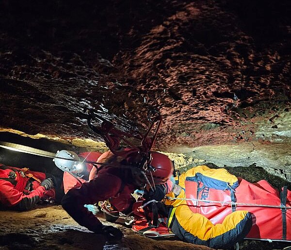 Strażacy z Radzionkowa w akcji w jaskiniach