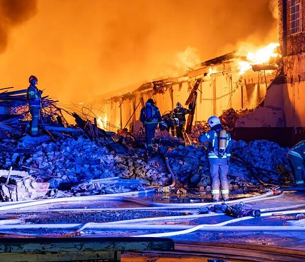 Duży pożar w rejonie nieczynnej fabryki w Gliwicach; kłęby czarnego dymu
