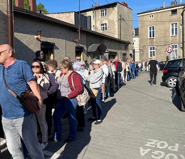 Tarnowskie Góry. Ogromne kolejki do specjalistów. Pacjenci zdezorientowani