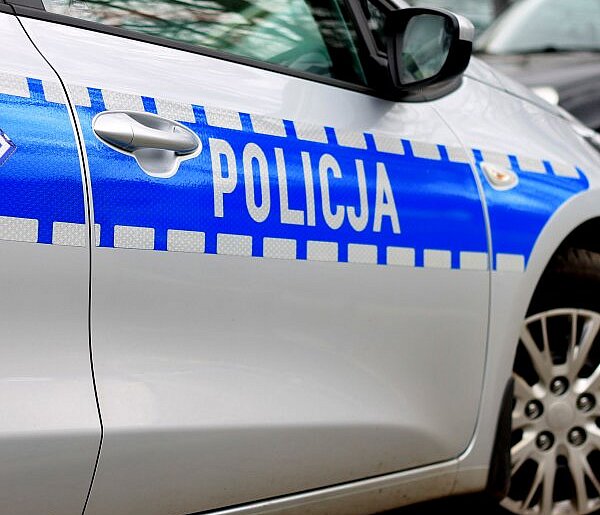Radzionków. 13-latek wjechał hulajnogą w Nissana