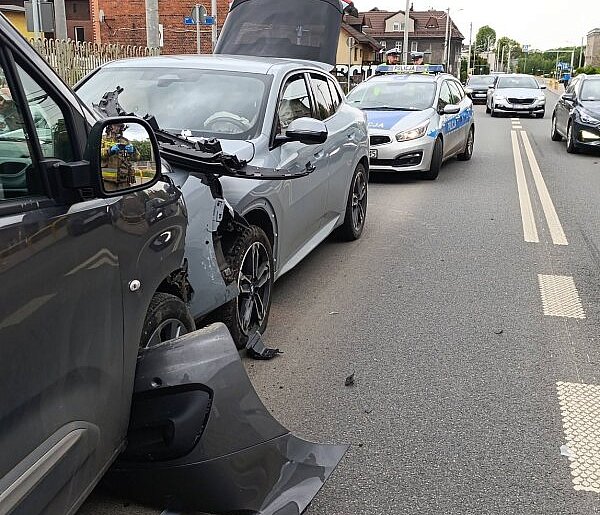 Zasnął za kierownicą, wjechał w słup, pożar w kuchni. Kronika