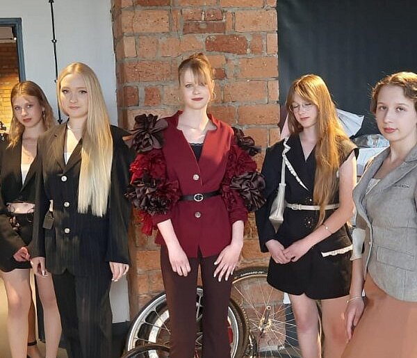 Moda w stylu industrialnym. Uczennice Plastyka z klasą