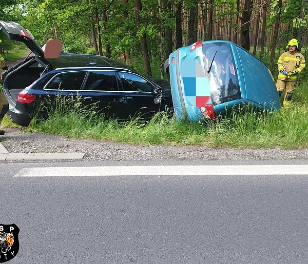 Dwa auta w rowie. Zderzenie na DK11 w Kotach