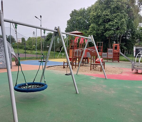 Tarnowskie Góry. Dewastacje placu zabaw. Ukradli huśtawkę