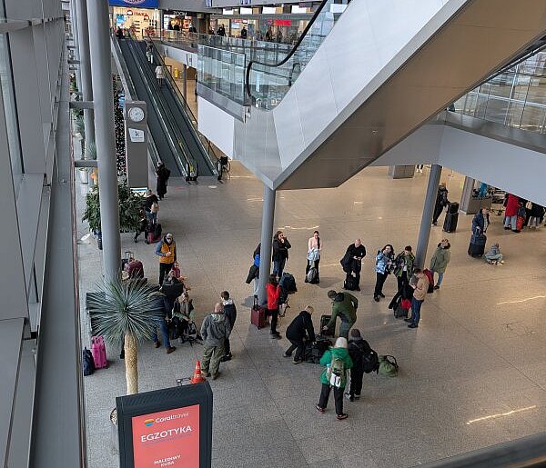 Ewakuacja w Pyrzowicach. W nocy setki pasażerów musiały opuścić terminal
