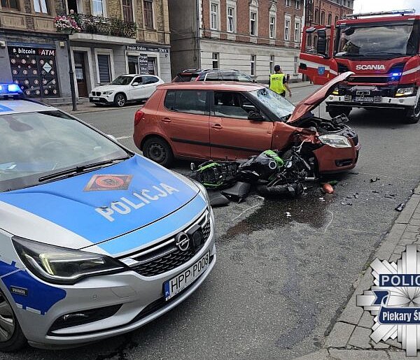 Ul. Bytomska, przy szpitalu. Motocyklista wjechał w osobówkę