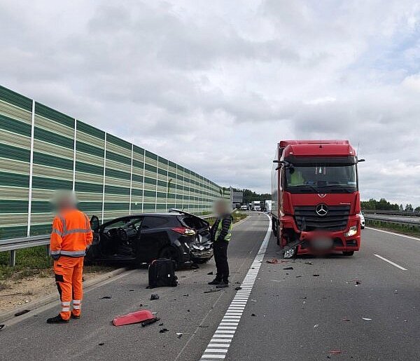 Utrudnienia na autostradzie, zderzenie osobówki i ciężarówki