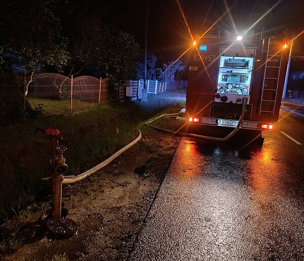 W środku nocy walczyli z ogniem. Pożar w Świętoszowicach