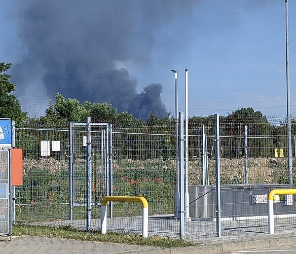 Strażacy gaszą duży pożar składowiska odpadów w Chorzowie