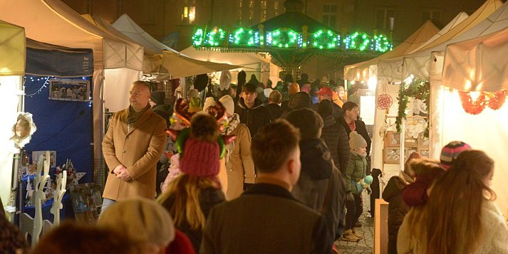 Jarmark bożonarodzeniowy: karuzela, rękodzieło i tarnogórskie bombki