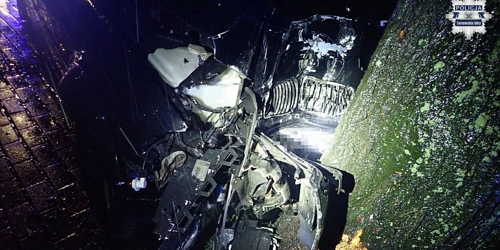 Nocny wypadek w Radzionkowie. BMW uderzyło w drzewo
