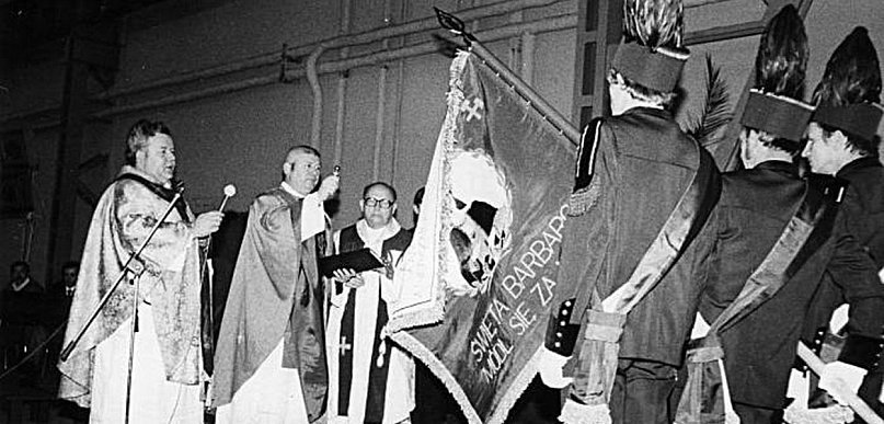 Dwaj mężczyźni na probostwie. Poprosili o sztandar