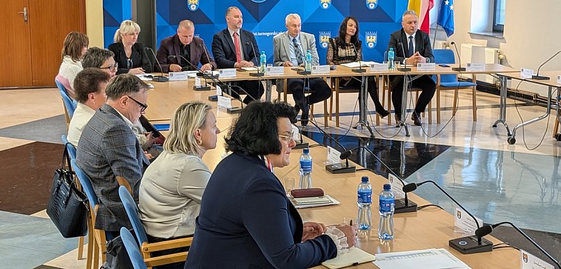 Wieża widokowa, a może promocja piłki nożnej? Tym żył powiat