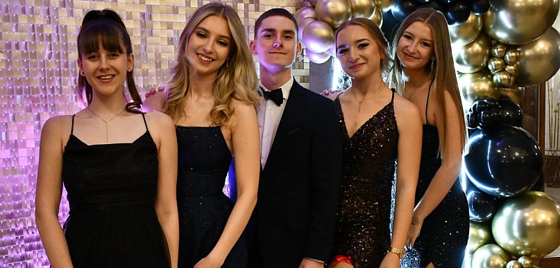 Wieczór nabiera rozpędu. Studniówka maturzystów szkoły gastronomicznej