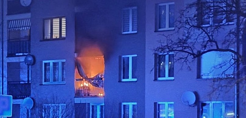 Pożar w bloku na osiedlu, mężczyzna w szpitalu