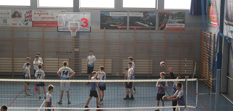 Najlepsi szkolni siatkarze w akcji