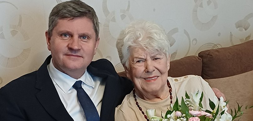 Uśmiechnięta jubilatka, była kierowniczką hotelu huty cynku