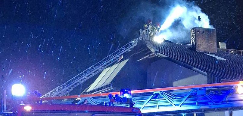Kalety. Nocny pożar. Ogień na dachu, szybka reakcja zapobiegła tragedii