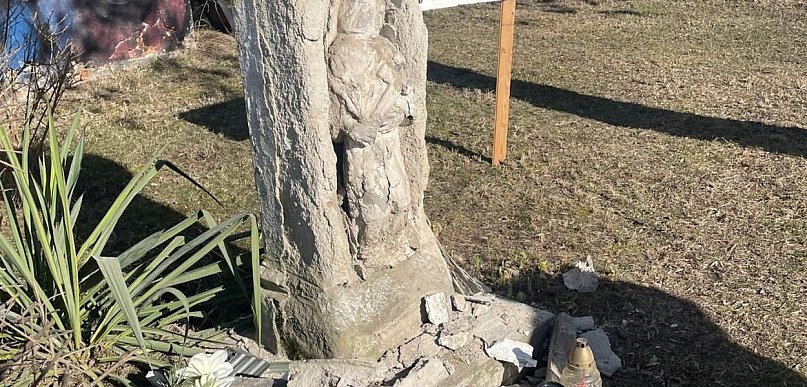 Tarnowskie Góry. Zabytkowy krzyż się rozpada. Wezwano policję