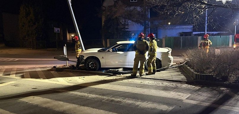 Radzionków. Sportowy samochód, za duża prędkość i uderzenie w...