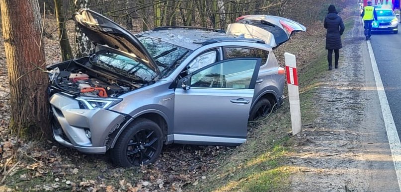 Tarnowskie Góry. Toyota uderzyła w drzewo, 76-latek w szpitalu
