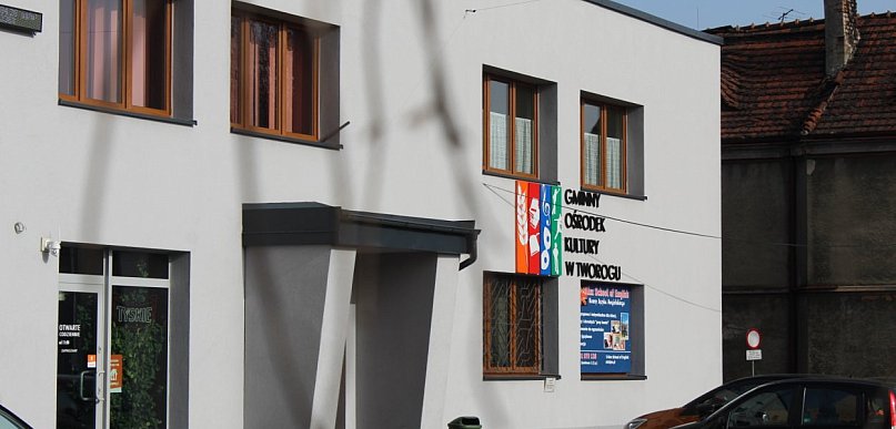 Dyskoteka w ośrodku kultury. Radni za oddziałami prewencji