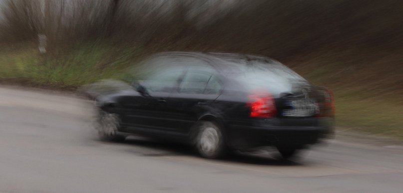 Kierował ruchem, używając... łopaty. Na widok policji próbował uciec