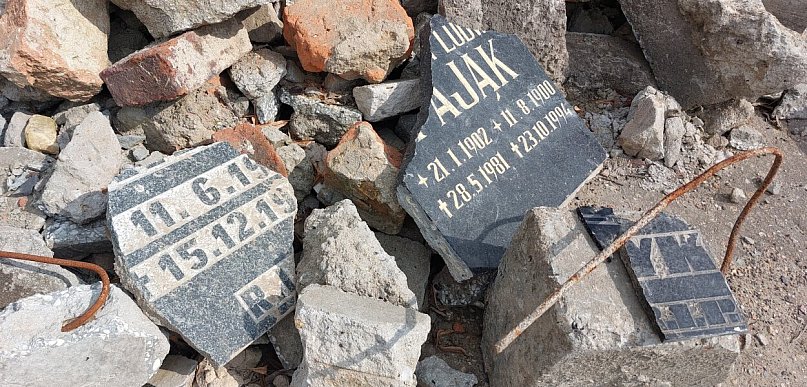 Tarnowskie Góry. Sterty odpadów przy hałdzie popłuczkowej