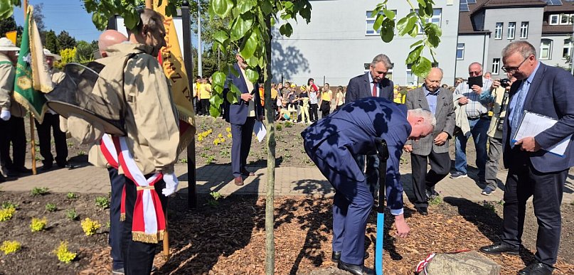 Nakło Śląskie. Skwer imienia pszczelarza i nauczyciela