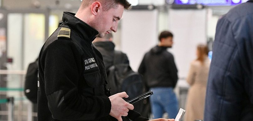 Lotnisko w Pyrzowicach. Bomba, granat i „bunt” w samolocie