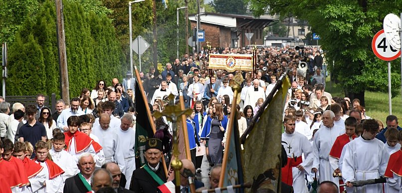 Boże Ciało w Strzybnicy – wiara, tradycja i historia parafii od 1887 roku